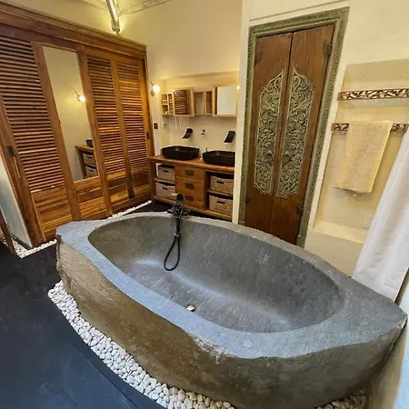 3 Bedrooms Sur Villa *